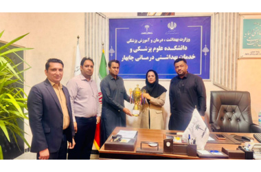 به پاس قدردانی از حمایتها؛ قهرمانان فوتسال کارکنان دانشکده، کاپ قهرمانی را به رئیس دانشکده تقدیم کردند