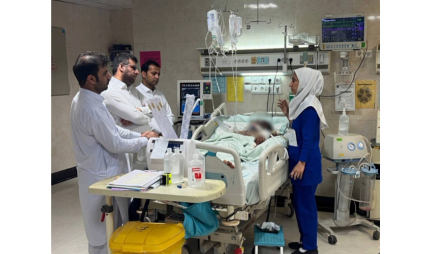 عیادت مستمر رئیس دانشکده علوم پزشکی چابهار از مجروحان جنگ رمضان در بیمارستان امام علی (ع) چابهار
