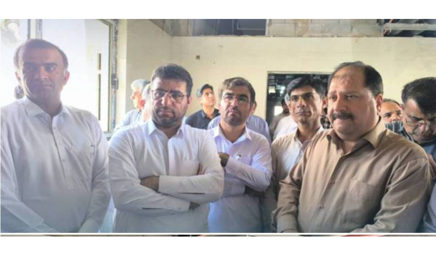 رئیس دانشکده علوم پزشکی چابهار و معاون استاندار از بیمارستان ۶۴ تخت‌خوابی پلان بازدید کردند؛ تاکید بر تسریع در تکمیل و ارتقای خدمات درمانی