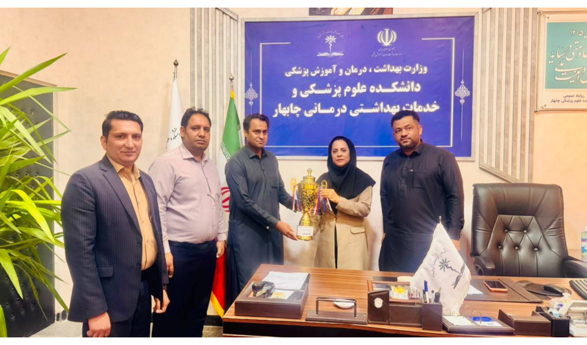 به پاس قدردانی از حمایتها؛ قهرمانان فوتسال کارکنان دانشکده، کاپ قهرمانی را به رئیس دانشکده تقدیم کردند